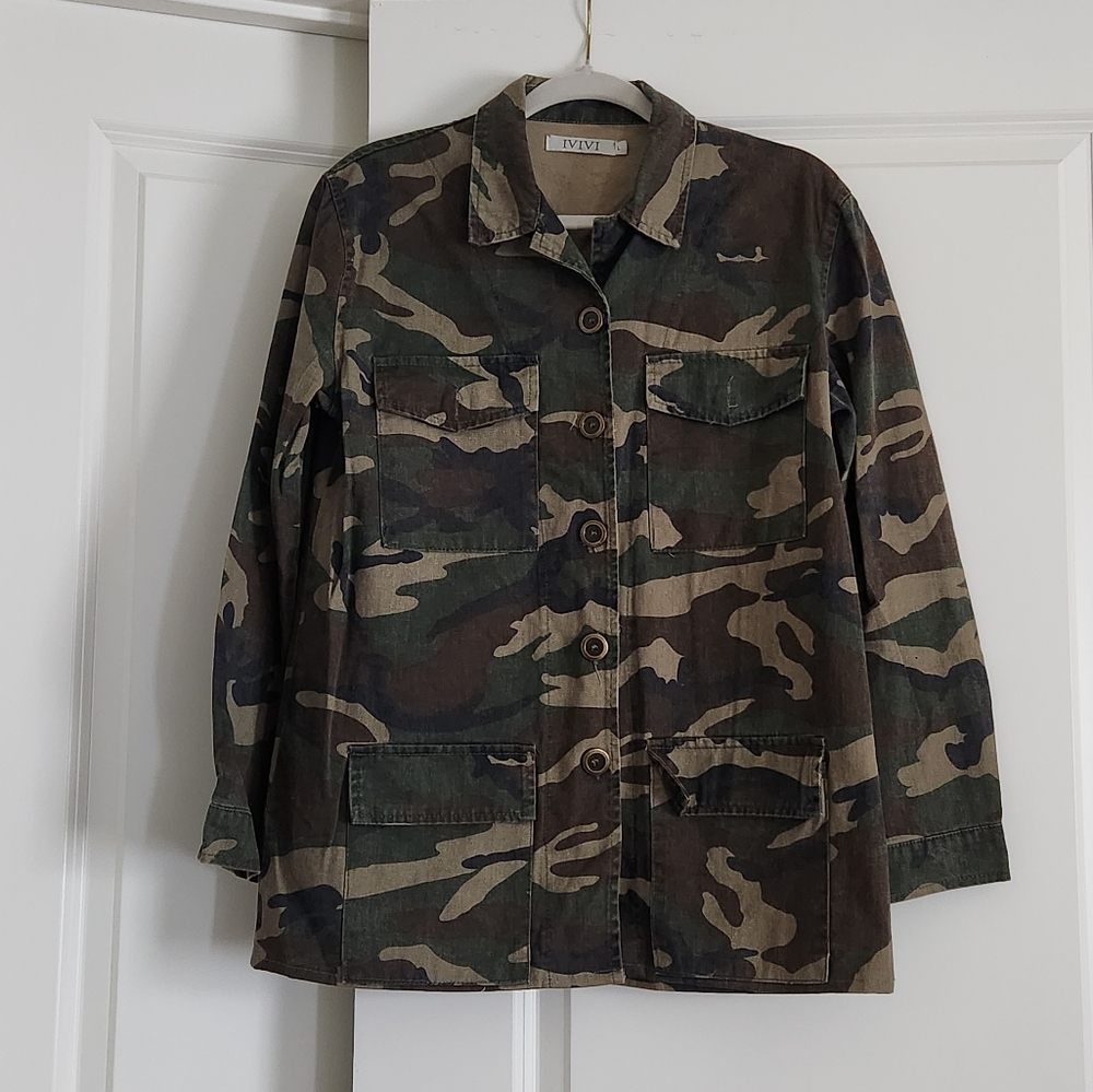 Camouflage Lightweight Jacket with Button Closure